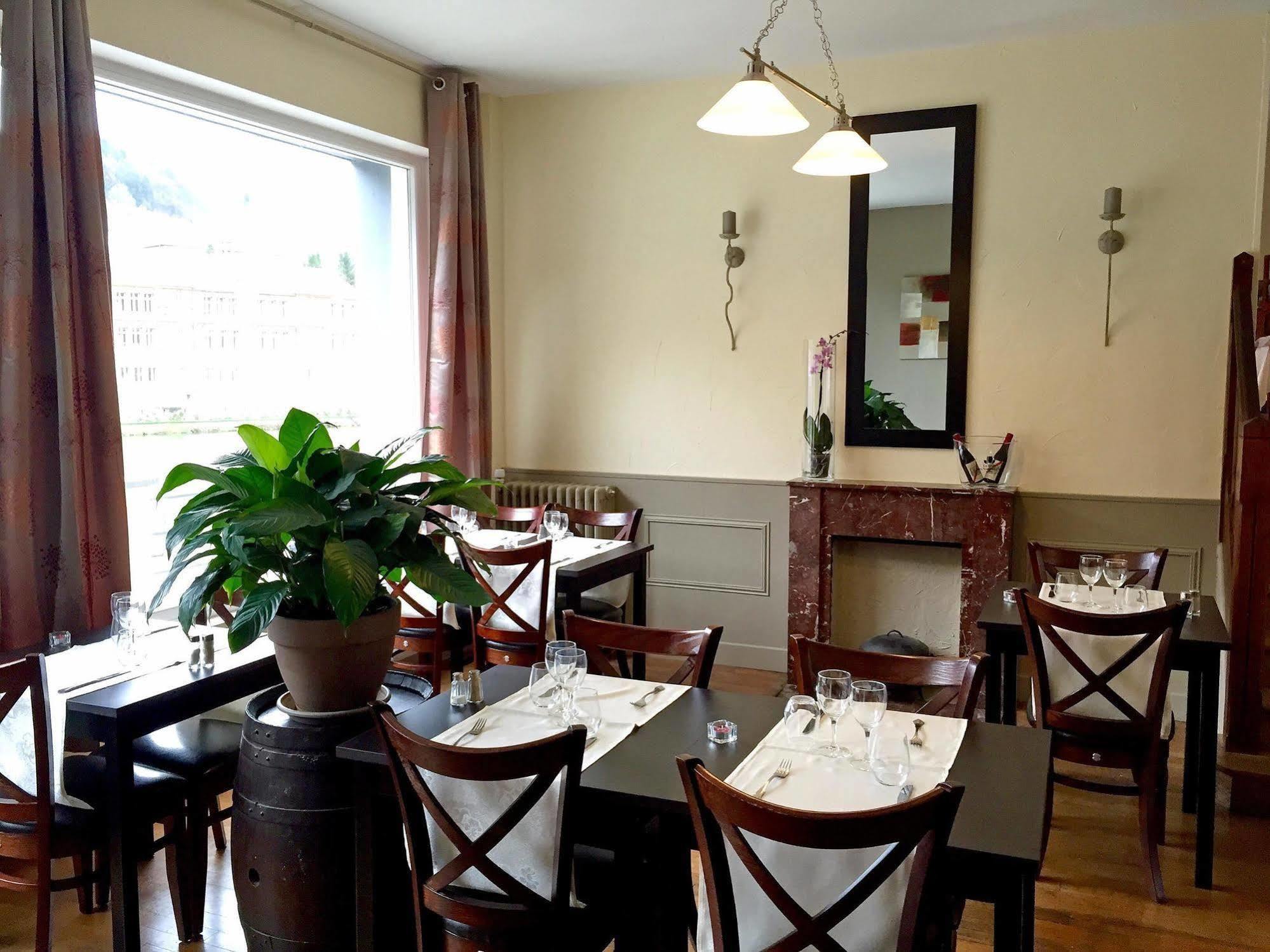Les Boucles De Meuse Hotel 3 Etoiles Monthermé Екстериор снимка